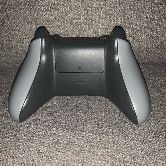 BASICALLY NEW - USED ONCE Grey Xbox 1 Controller - Picture 4 of 5
